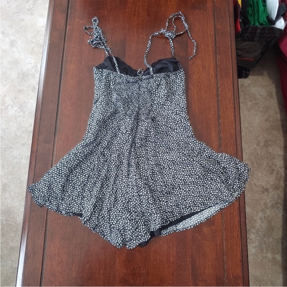 NWT STREETWEAR SOCIETY JUMPER BLACK AND WHITE IN SIZE XL - Picture 7 of 16